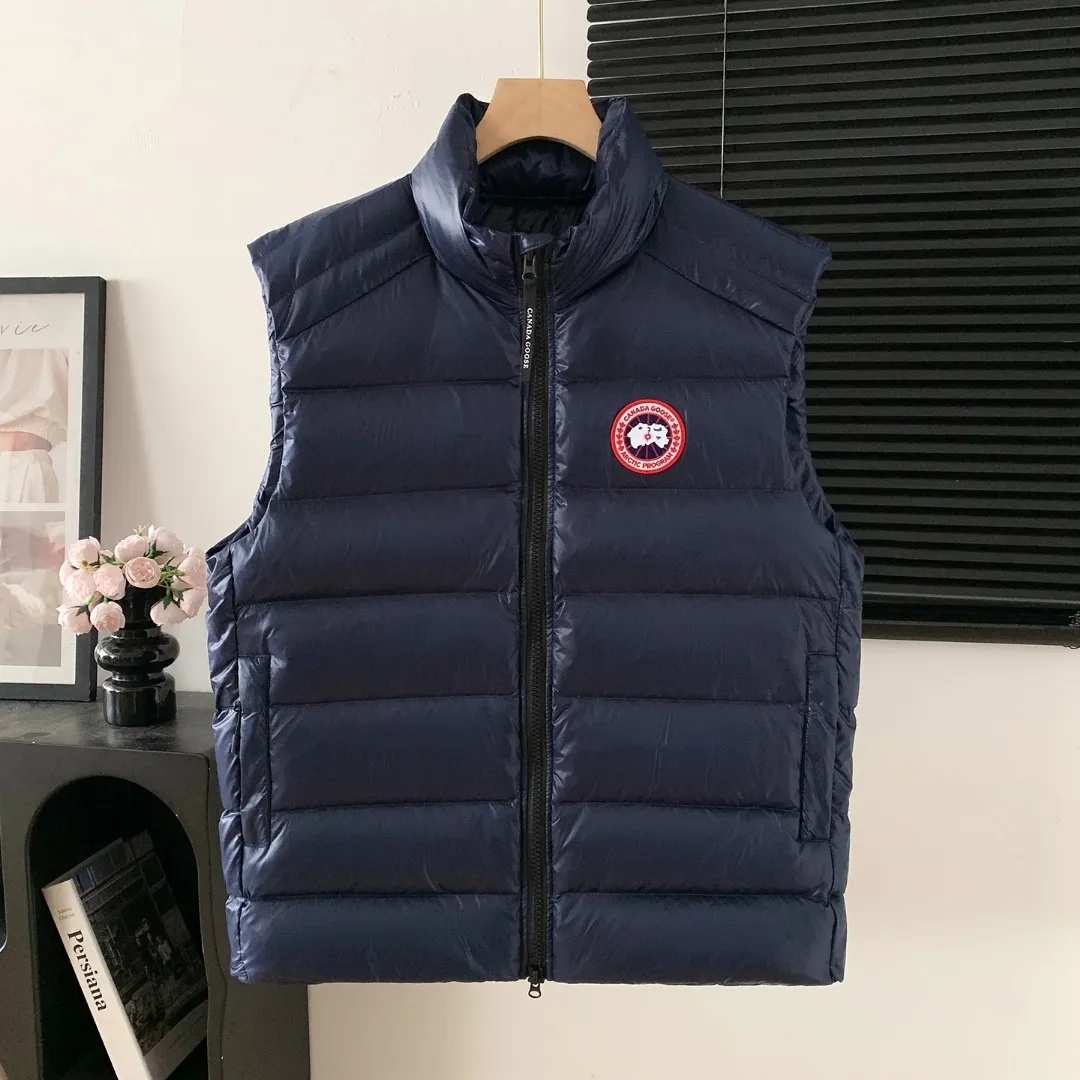 Style number: Y 77 Canadian brand Canada Goose men's and women's CROFTON lightweight down vest 2229M DWR water-repellent treatment Wind Wall windproof fabric Filled with down content Original mold opening Details one-to-one production Beautiful upper body effect Exclusively available on the Xiaohongshu purchasing platform The highest version on the market Sizes: XS S M L XL XXL